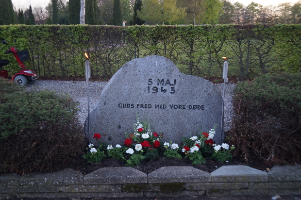 Efter gudstjenesten gjorde f�lget ophold ved mindestenen i Borup for de faldne i krigs�rene.